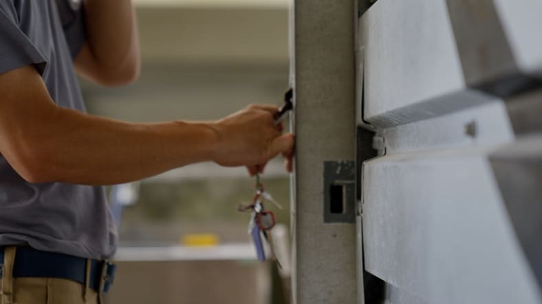 CU, Close the door of garage.